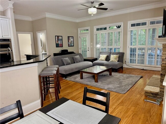Photo - 906 Wescott Ln NE
