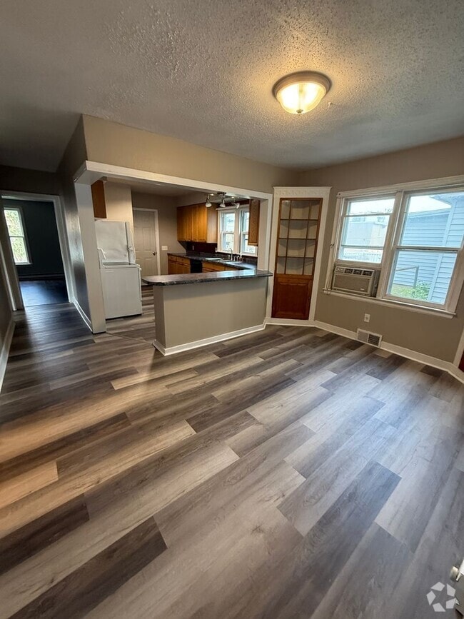 Building Photo - 906 McLean Ave Unit Apt 1