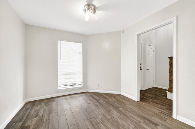 Building Photo - 6358 Creekbend Dr Unit 102