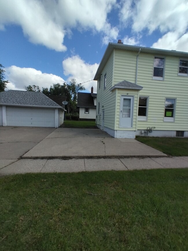 Photo - 303 6th Ave NE