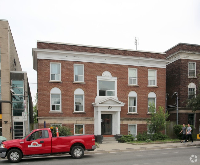 Building Photo - 915 St Clair Ave W