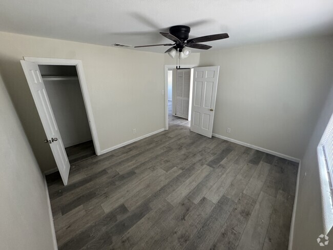 Building Photo - 1025 Crescent Dr Rental