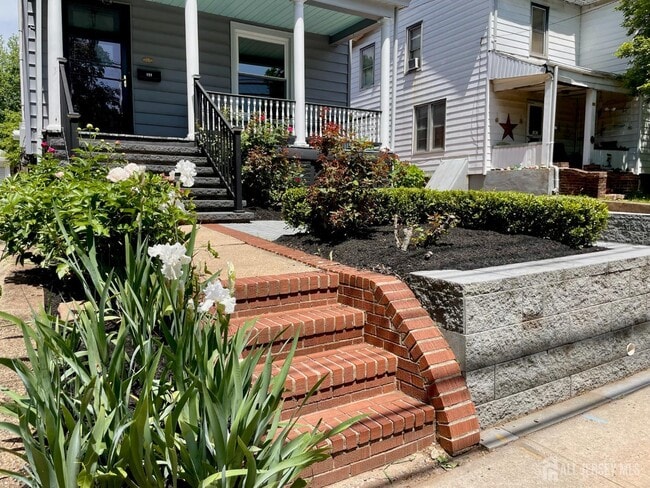 323 Montgomery St