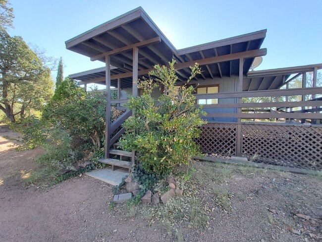 Building Photo - Two Bedroom House