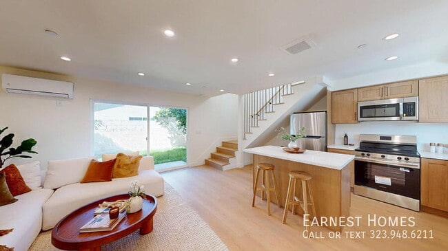 Building Photo - 6445 Satsuma Ave