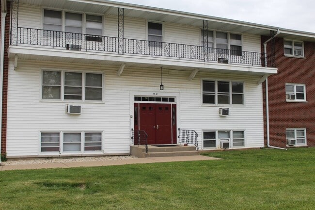 Building Photo - 1321 Maple Dr