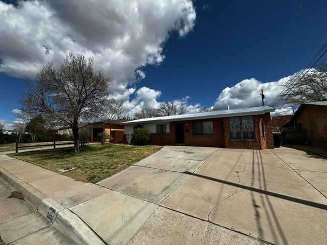 Photo - 908 Faye Pl NE