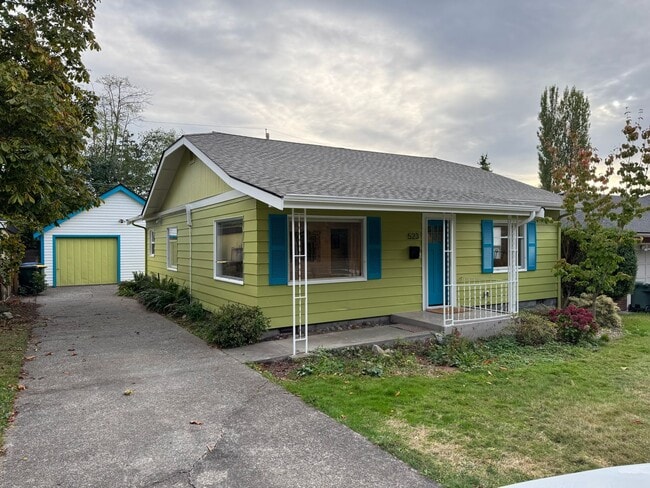 Building Photo - Charming Short Term Rental - 1-6 Month Lease
