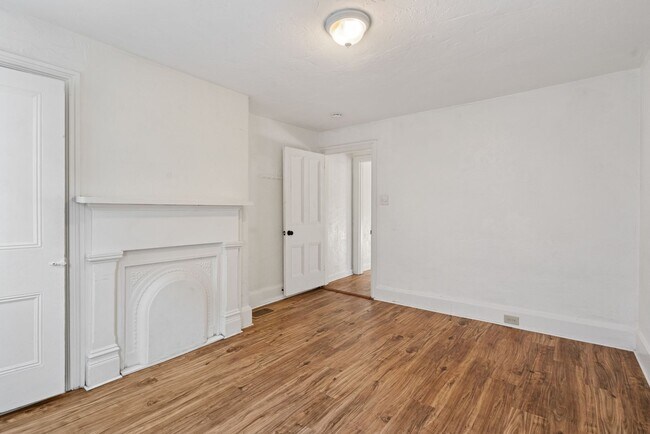 Photo - MOVE IN SPECIAL! SCORE HALF OFF 1ST MONTH'...