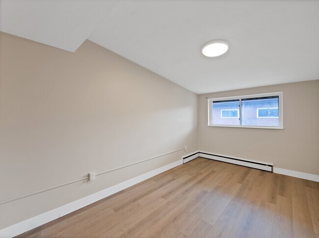 Photo - 2623 King St E Unité 4