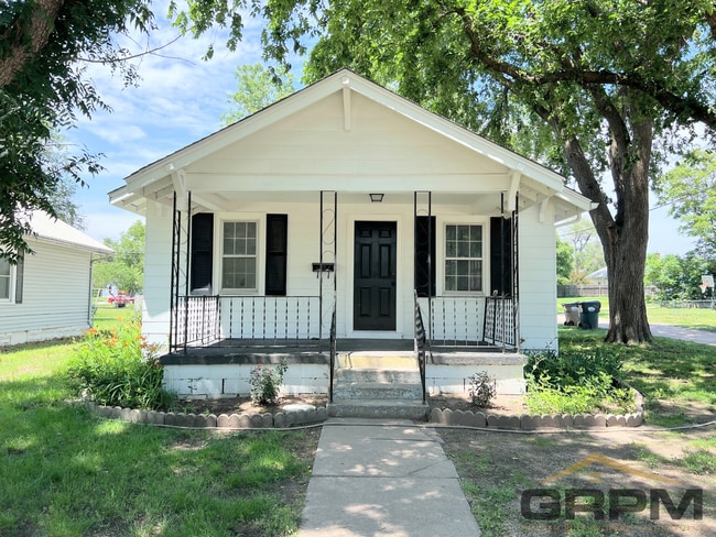 Building Photo - 2 bedroom home with two car garage