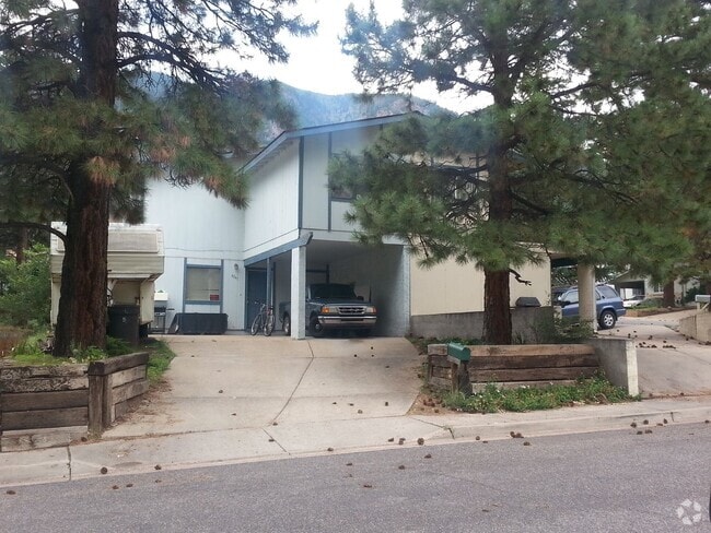 Building Photo - Christmas Tree - 3 Bedrooms/1.5 Baths $2,200! Rental
