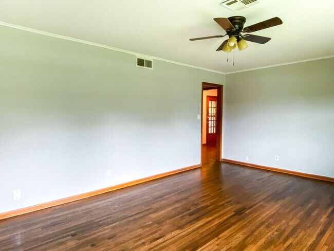Photo - 404 S Garnett Rd