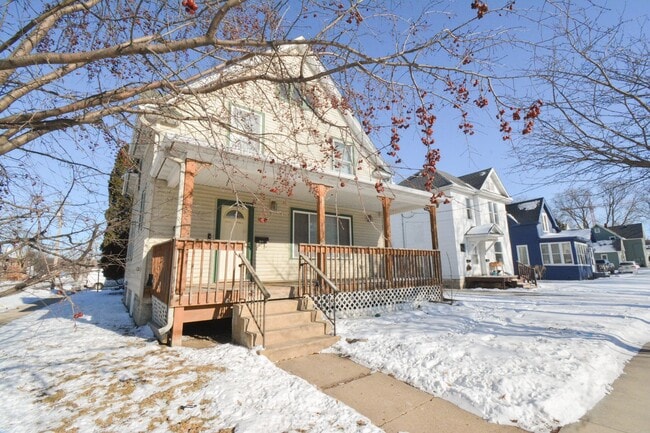 Building Photo - Beautifully updated home in prime downtown location!