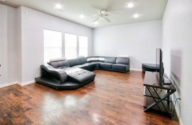 Photo - 3510 Oleander Ave