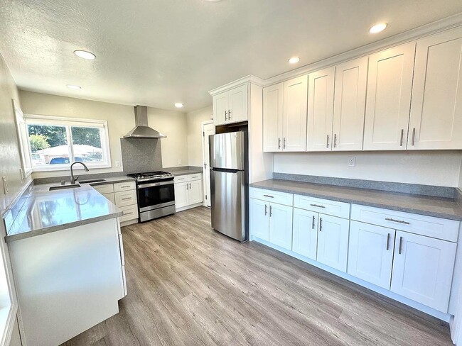 Photo - 908 Live Oak Dr