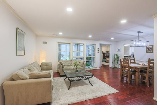 Photo - 5715 Brewer House Cir Unidad 201