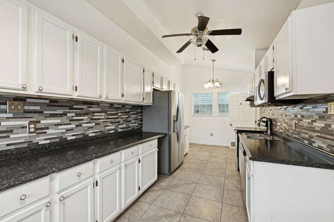 Renovated kitchen, electric stove + dishwasher - 2920 Philip St