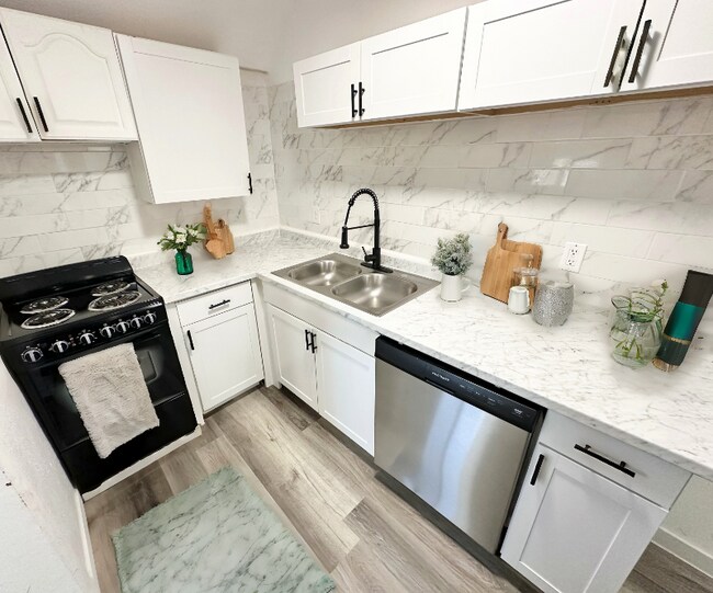 Photo - 2430 E Monument St