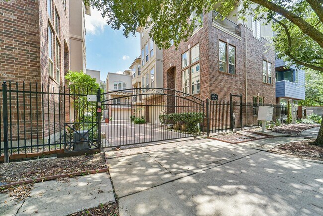 Photo - 1833 Oakdale St