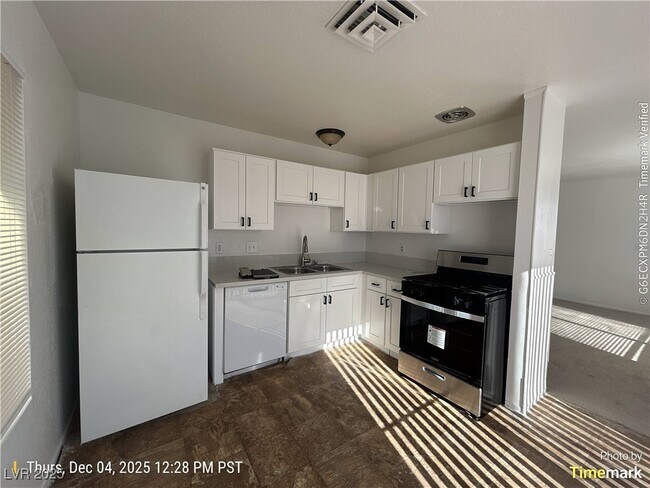 Photo - 4749 Woodlake Ave