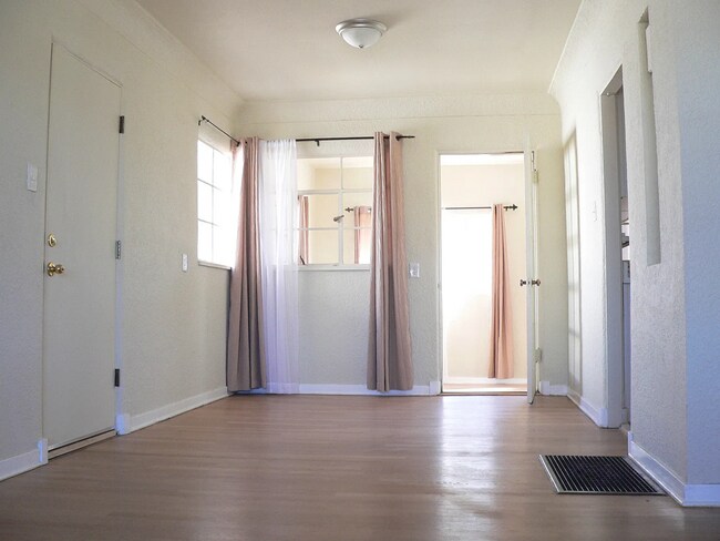 Dining Area - 406 Carlisle Boulevard Southeast