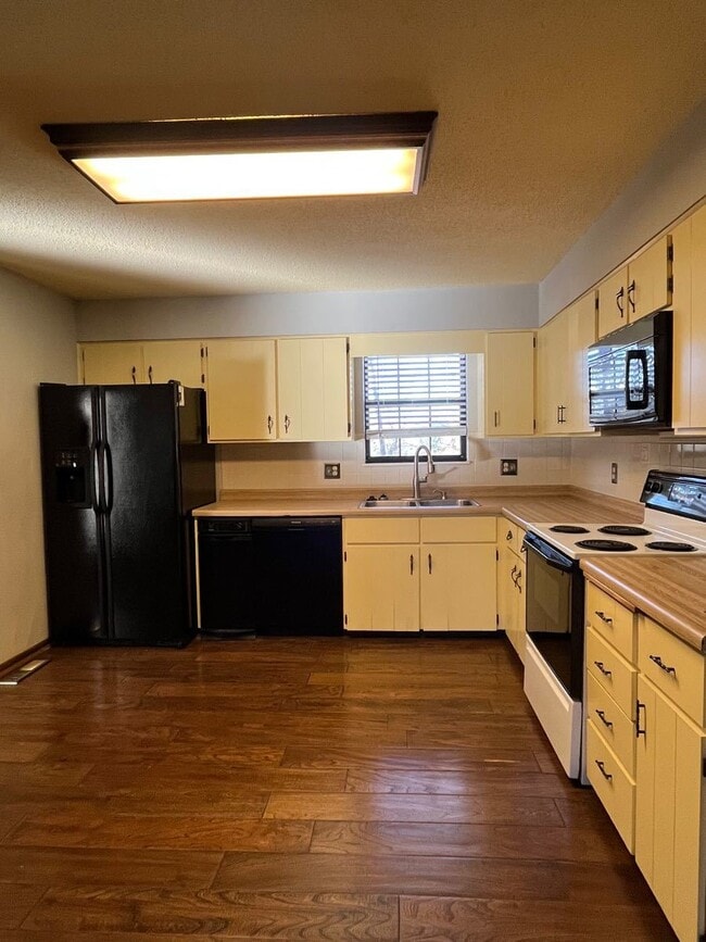 Photo - 4 BDRM/2.5BA Home available in Bexhill Sub...