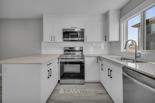 Building Photo - 13541-13570 70 St NW Unit GS