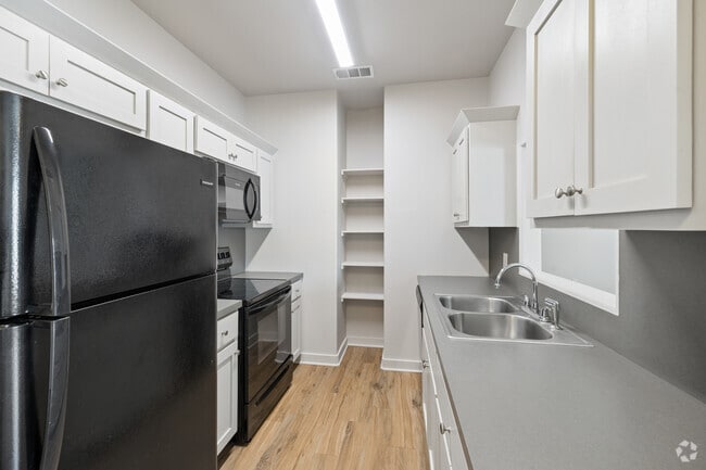 2BR, 1BA - 853SF - Kitchen