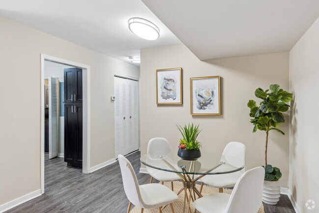 1BR, 1BA - 862SF - Dining Room