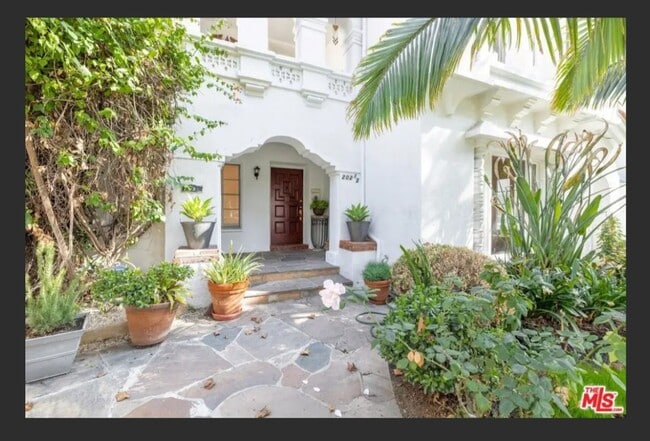 Building Photo - 202 S Arnaz Dr Unit 1/2