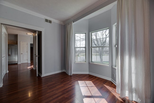 Photo - 1012 Meandering Way