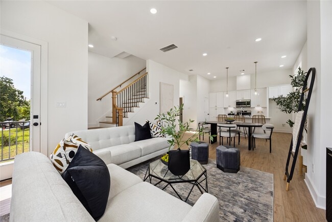 Building Photo - 835 Rachel St