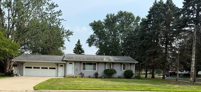 Building Photo - Newly Refreshed 3 Bedroom 1 Bath Single Fa... Rental