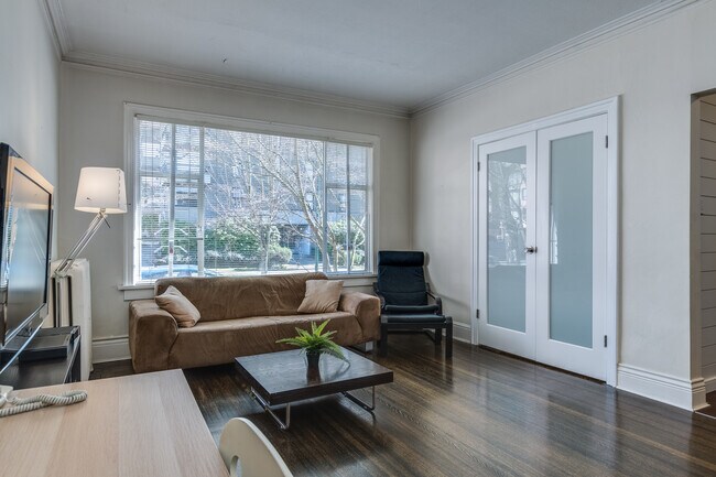 Photo - 935 Jervis St Unit 16