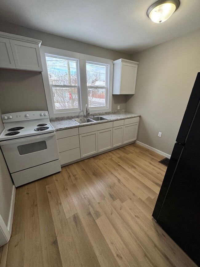 Photo - 649 W Creighton Ave