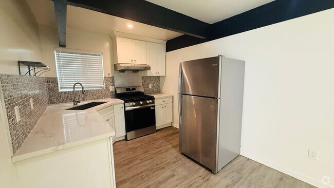 Building Photo - Private and quiet 1-bedroom. In-unit laundry! Rental