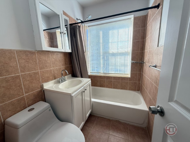 Photo - 1644 Williamsbridge Rd