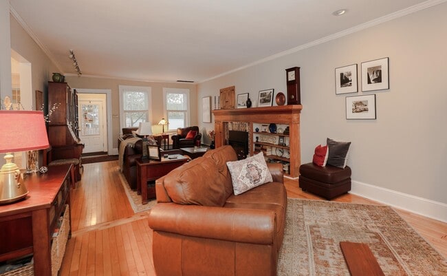 Photo - 749 Maple St