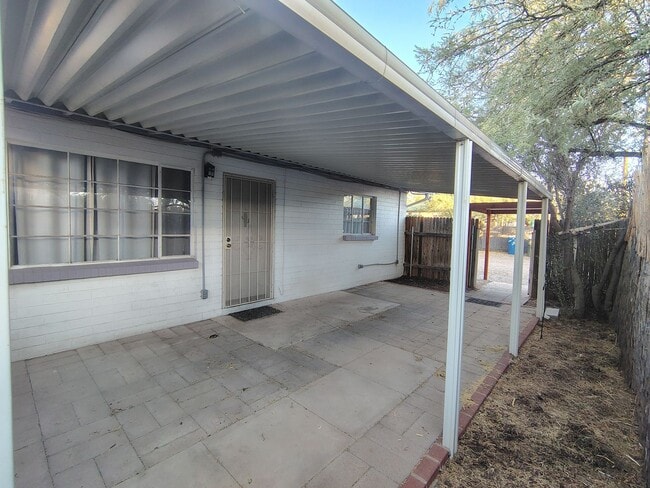 Building Photo - 3302-3308 E Glenn St Unit 3304