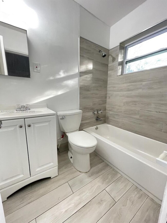 Photo - 330 SW 19th St Unit 4