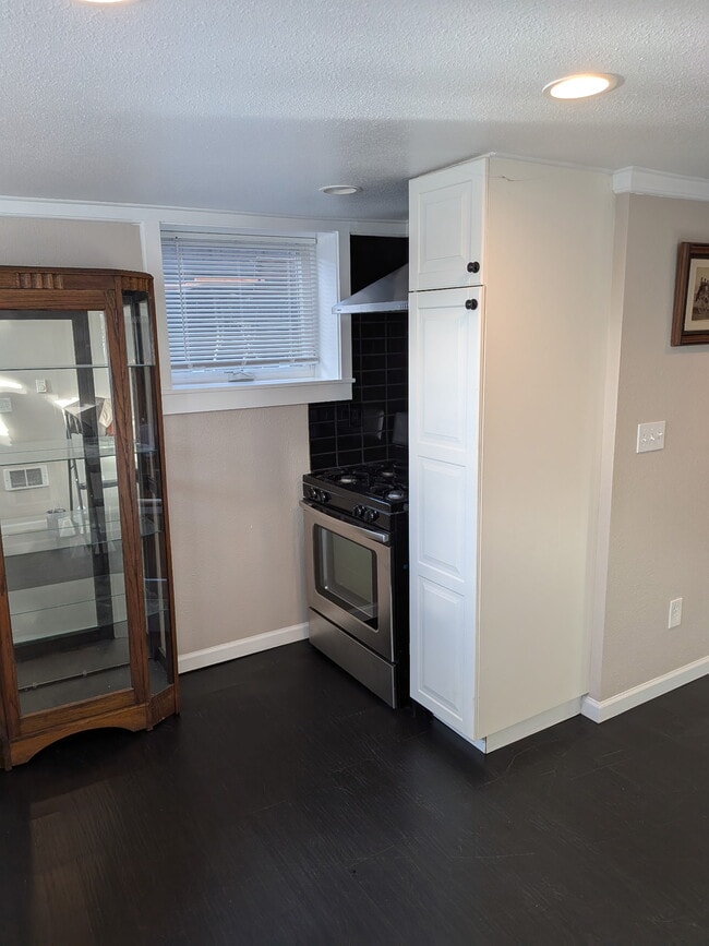 Kitchen Stove, more cabinets - 402 NE 40th St