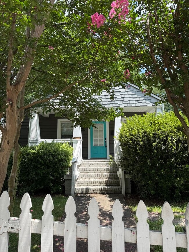 Photo - Bungalow in Charlotte with 2 bedrooms, 2 baths