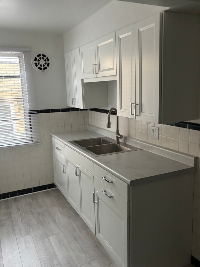 Kitchen - 2340 Losantiville Ave Unit 1