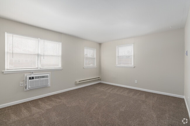 2BR, 1BA - 775SF - Living Room - Park Run Apartments