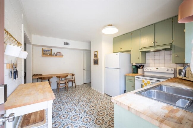 Photo - 4811 Shoalwood Ave