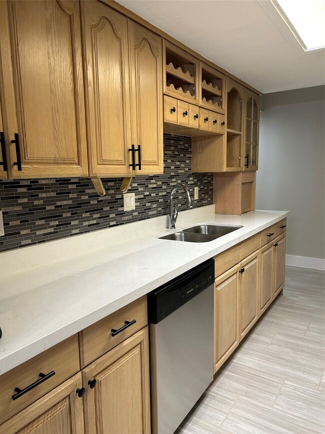 Building Photo - 12633 Memorial Dr Unit 142