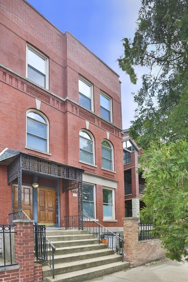 Building Photo - Great UK Village New- 2 Bedroom- Free Fast Internet, Laundry. Large Deck Unit 2R