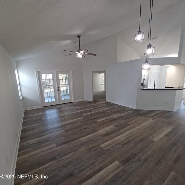 Photo - 7775 Mactavish Way S