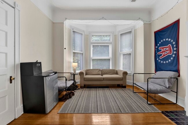Building Photo - 2522 N Burling St Unit 2